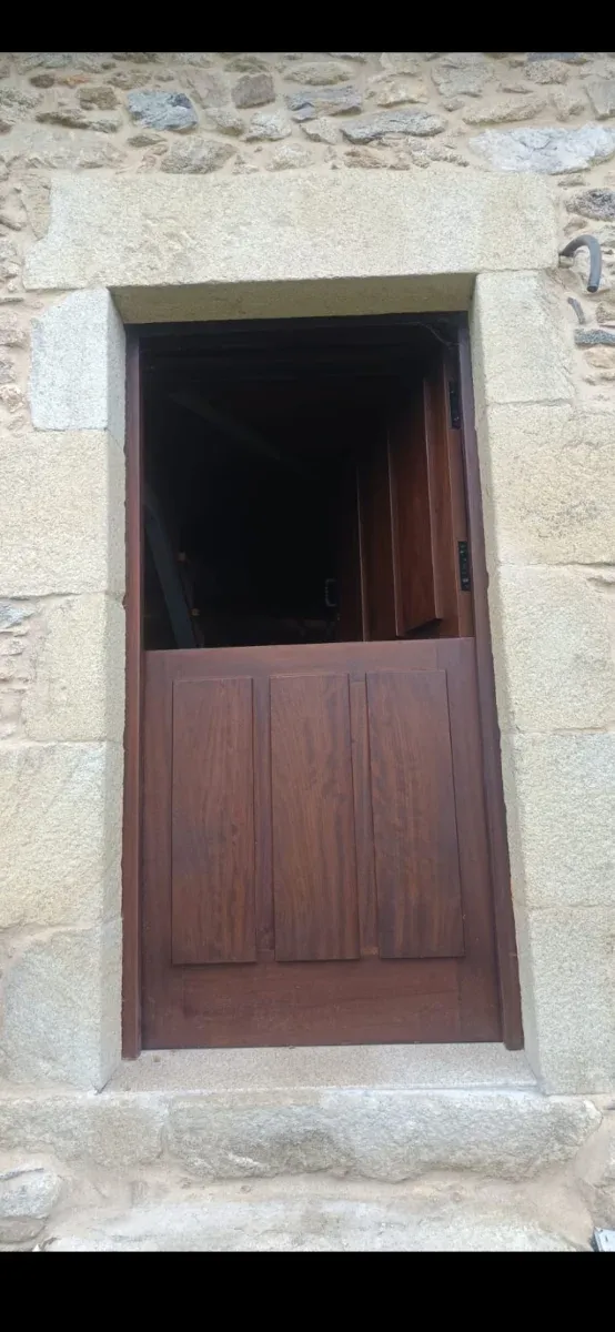 Fabricación de puertas de  postigo de madera