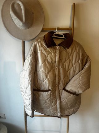 Chaqueta acolchada beige con detalles marrones