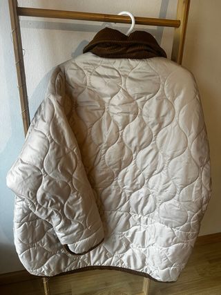 Chaqueta acolchada beige con detalles marrones