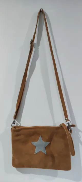 Bolso de ante marrón con estrella plateada