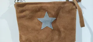 Bolso de ante marrón con estrella plateada