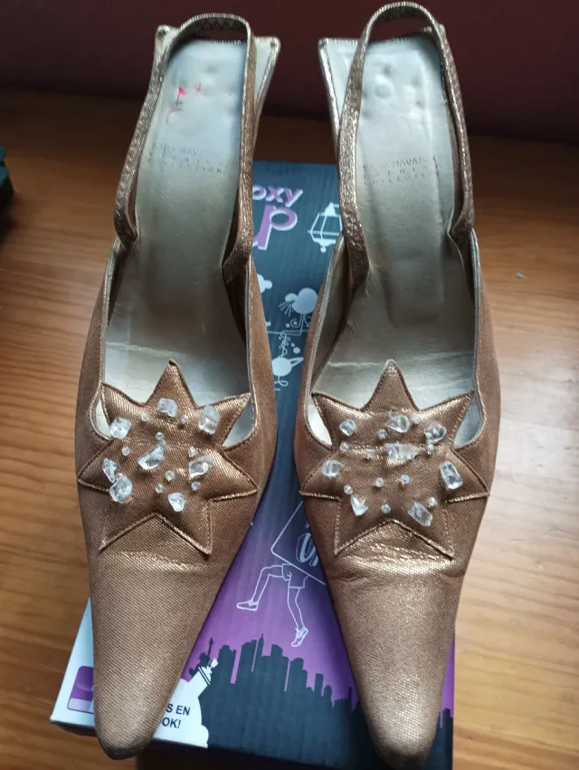 Zapatos de fiesta dorados con estrellas