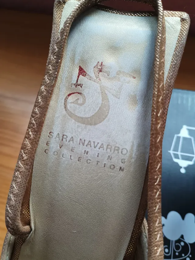 Zapatos de fiesta dorados con estrellas