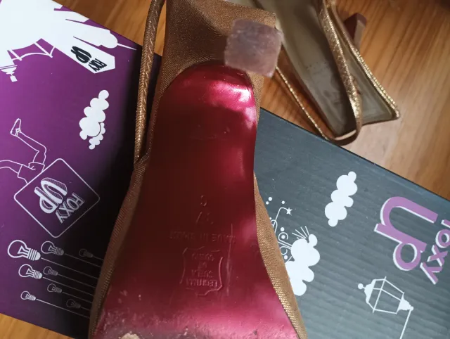 Zapatos de fiesta dorados con estrellas