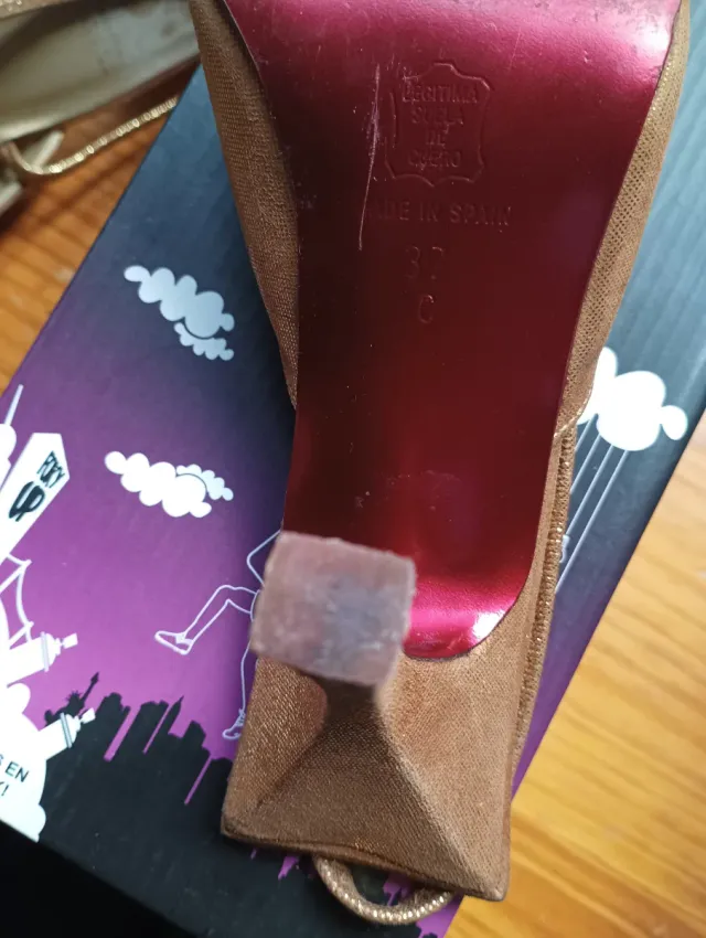 Zapatos de fiesta dorados con estrellas