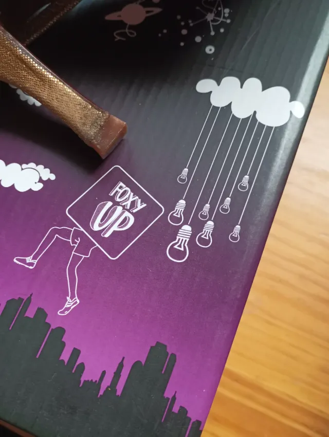 Zapatos de fiesta dorados con estrellas