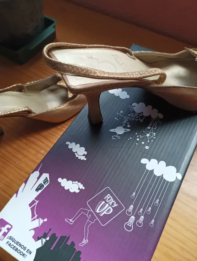 Zapatos de fiesta dorados con estrellas