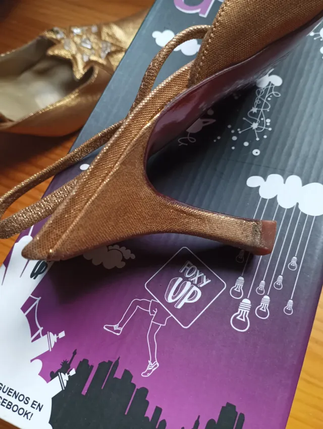 Zapatos de fiesta dorados con estrellas