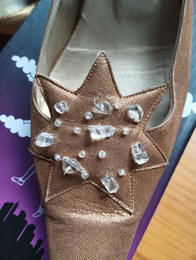 Zapatos de fiesta dorados con estrellas