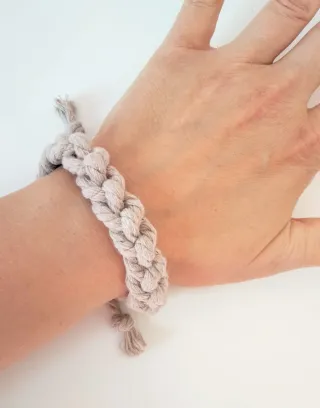 Bracciale in morbida corda beige