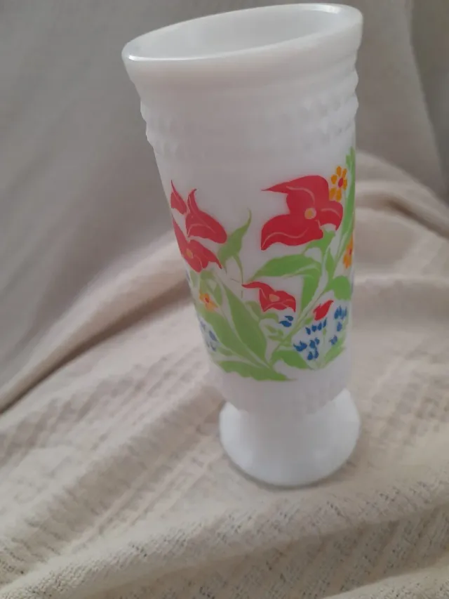 Jarrita de leche blanca con flores de los años 80