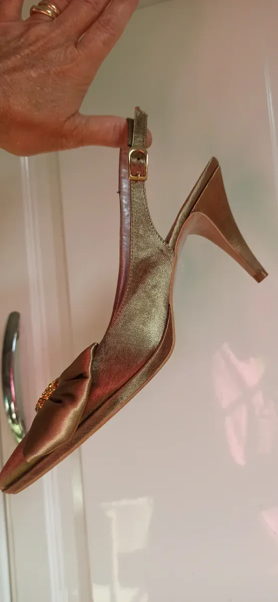 Zapatos de fiesta dorados con pedrería