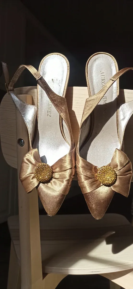 Zapatos de fiesta dorados con pedrería