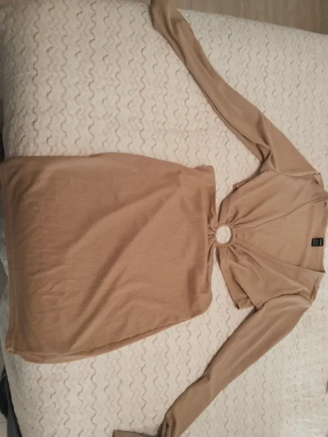 Vestido corto beige con aro