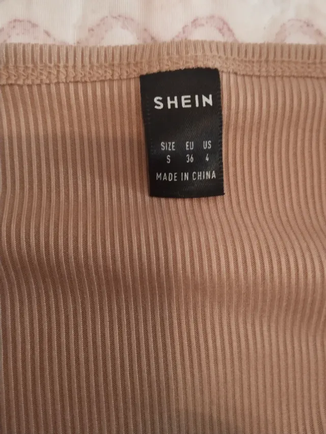 Vestido corto beige con aro