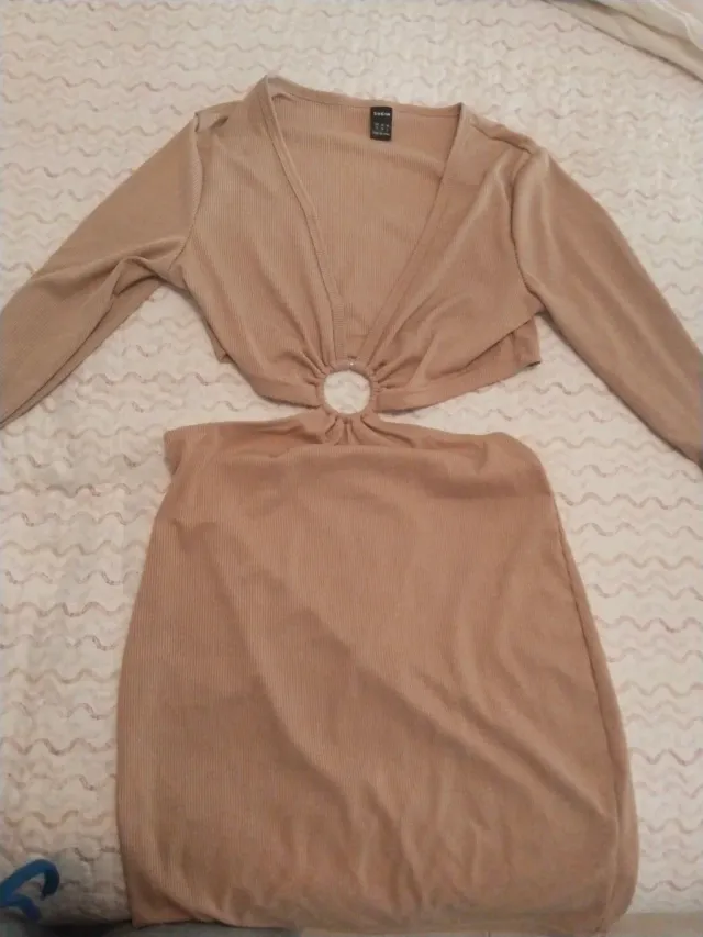 Vestido corto beige con aro