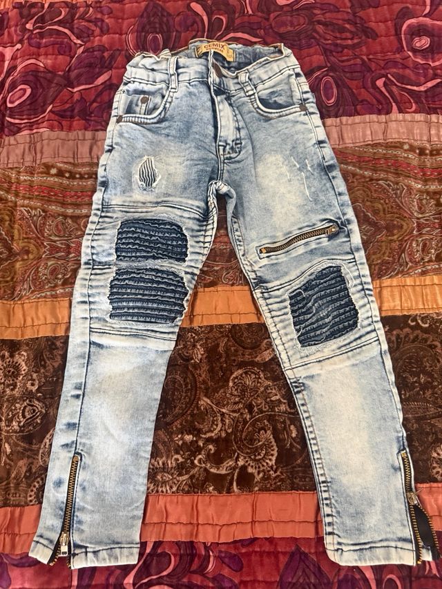 Vaqueros niño desgastados