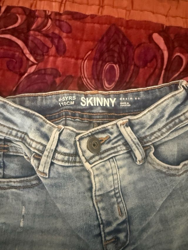 Vaqueros niño desgastados