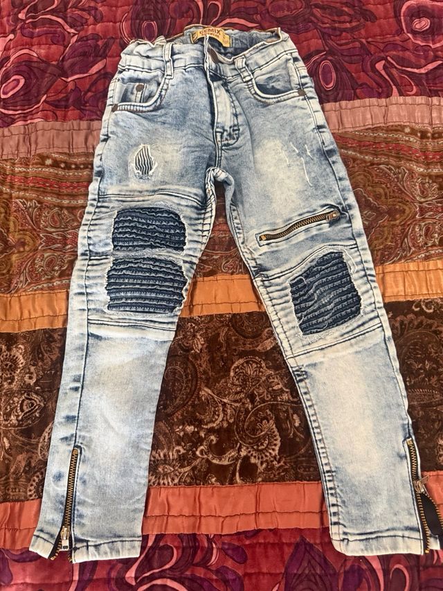Vaqueros niño desgastados