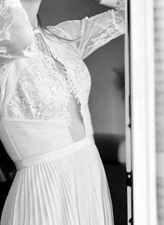 Precioso vestido de encaje nude con plisados