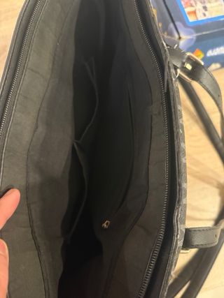 Bolso negro y gris con monograma