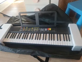 Piano eléctrico Yamaha con patas