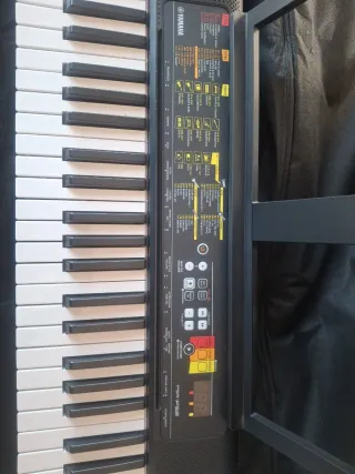 Piano eléctrico Yamaha con patas