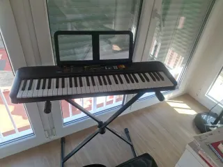 Piano eléctrico Yamaha con patas