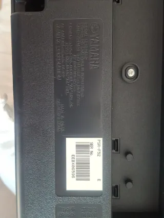 Piano eléctrico Yamaha con patas