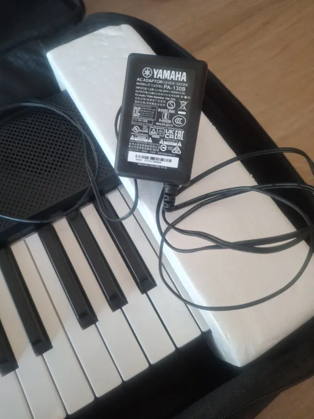Piano eléctrico Yamaha con patas