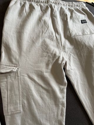 Pantalón deportivo beige talla S muy cómodo