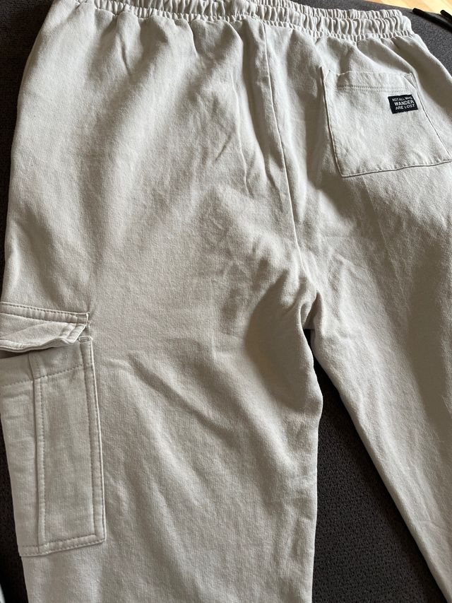 Pantalón deportivo beige talla S muy cómodo