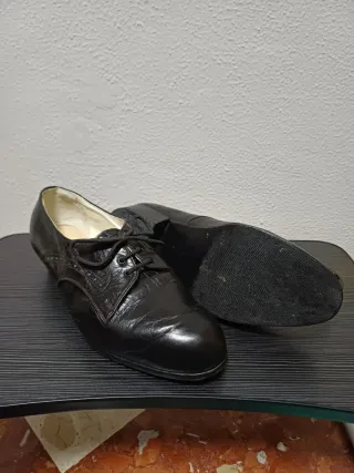 Zapatos de piel negros. Talla 38