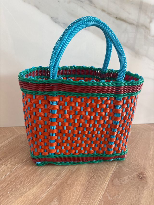 Bolso tejido a mano colores vibrantes