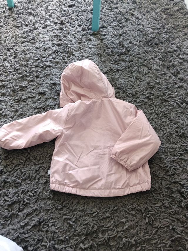 Chaqueta bebé rosa con volantes