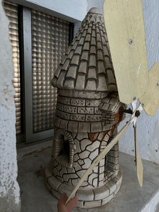 Molino de piedra decorativo