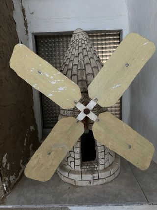 Molino de piedra decorativo