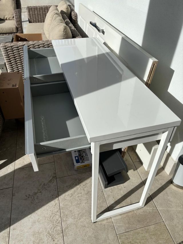 Escritorio blanco con cajones