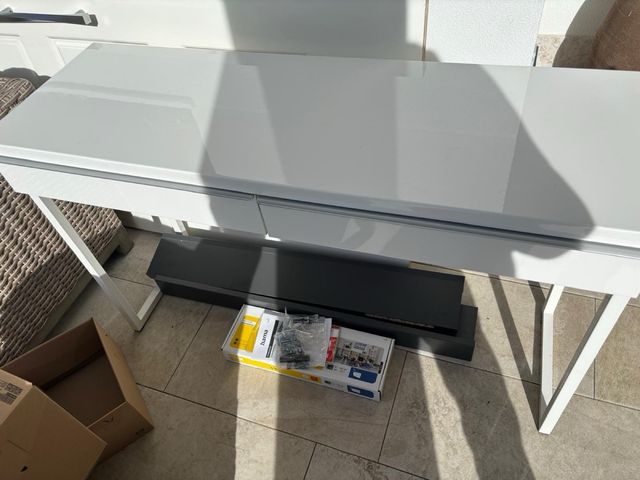 Escritorio blanco con cajones