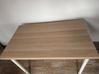 Mesa de estudio o escritorio madera y metal.