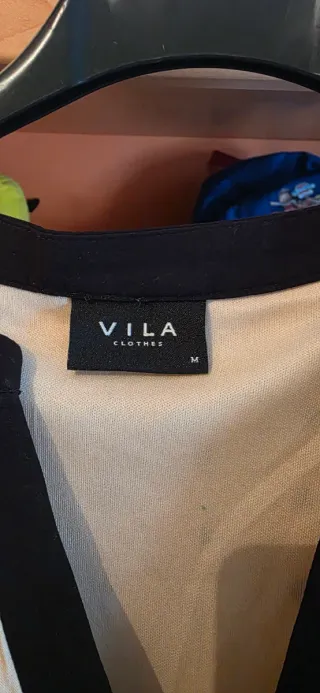 Vestido de color beigs con lunares negros