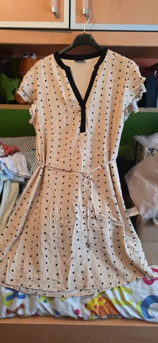 Vestido de color beigs con lunares negros