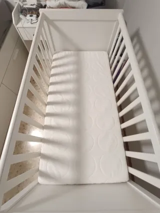 Cuna blanca para bebé