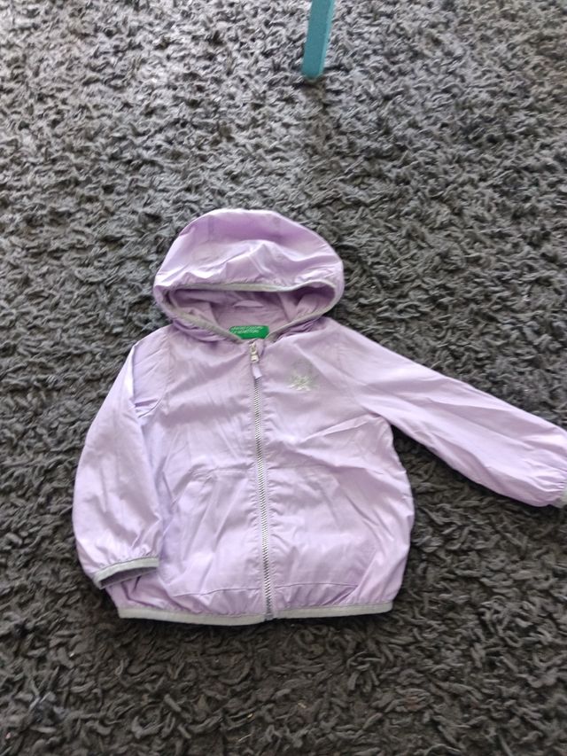 Chaqueta bebé lila con capucha