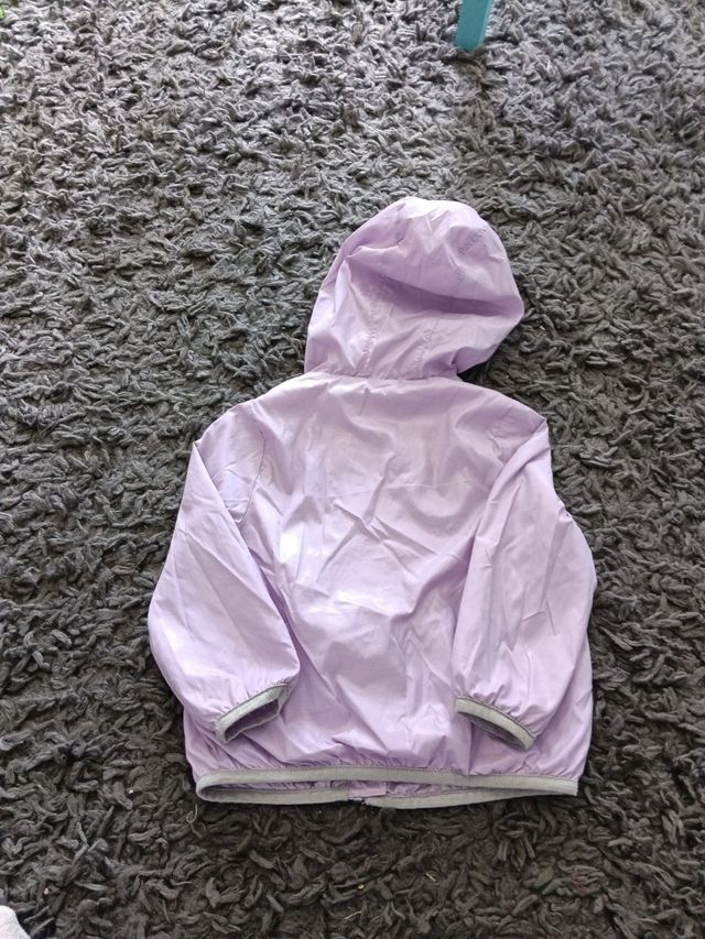 Chaqueta bebé lila con capucha