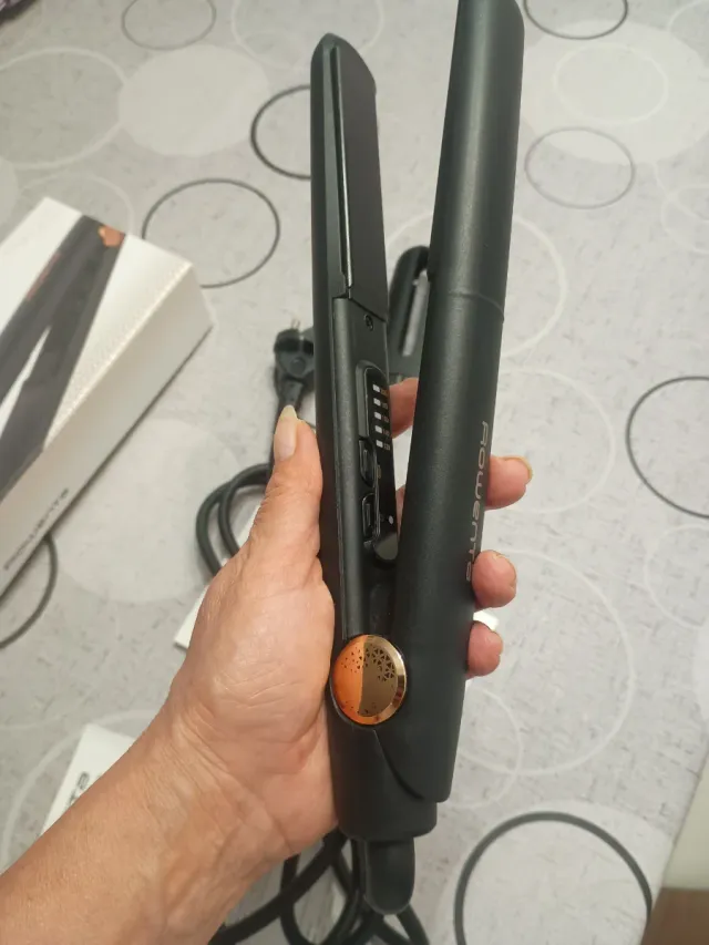 Plancha Rowenta Ultimate Negra y Dorada