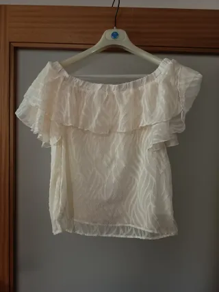 Blusa de senhora branca com folhos