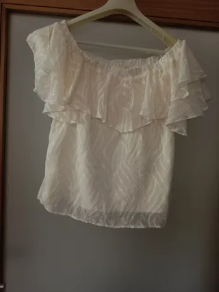 Blusa de senhora branca com folhos