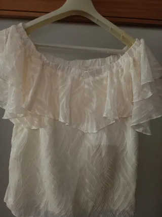 Blusa de senhora branca com folhos