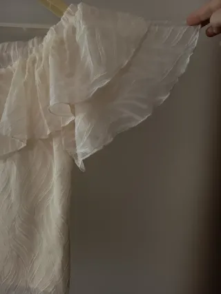 Blusa de senhora branca com folhos